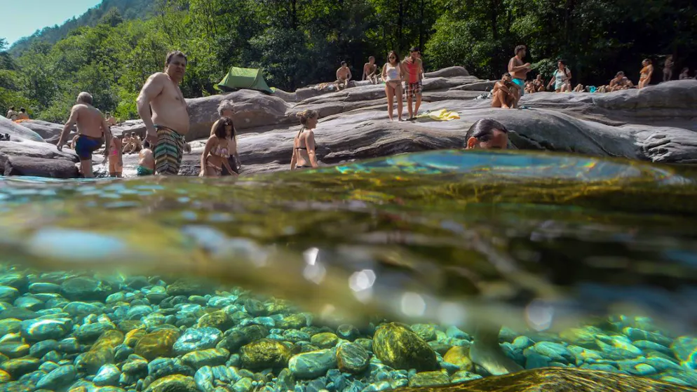 Bagnanti a Lavertezzo, in Valle Verzasca