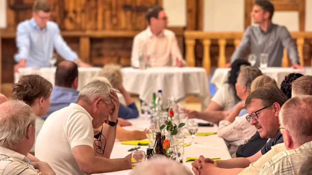 Der Grüne Kantonsrat Daniel Bosshard (r.) fand beim SVP-Volk kein Gehör. 