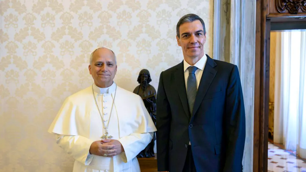 Papa Leone XIV (L) e Pedro Sanchez oggi durante l'udienza in Vaticano.