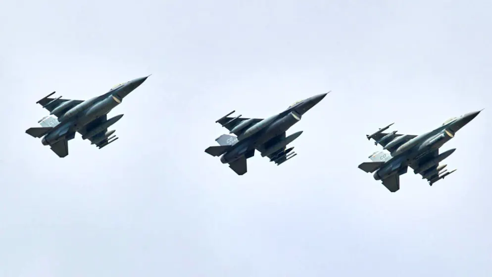 ARCHIV – Drei Kampfjets vom Typ F-16 aus den USA. Foto: Georg Wendt/dpa