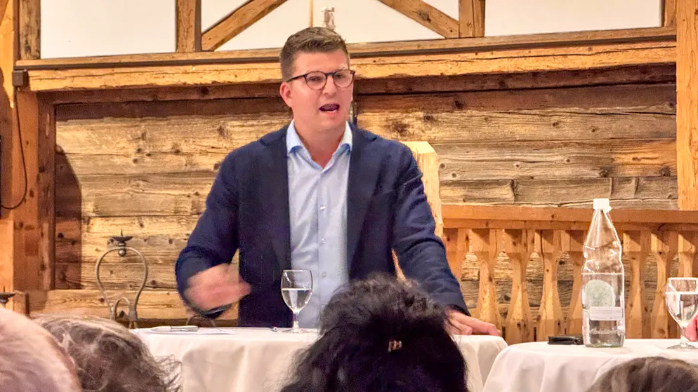 SVP-Nationalrat Mike Egger wusste, wie er der eigenen Parteibasis ankommt: Knappe, populäre Voten, dazu eine Stimme, die einige Dezibel lauter ist als die normale Sprechstimme. Sein Kontrahent war wegen der Unruhe im Saal teilweise kaum hörbar.