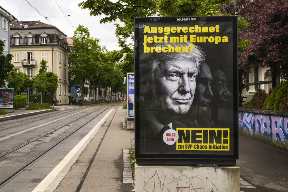 Ein Plakat in Bern wirbt für ein Nein zur 10-Millionen-Initiative der SVP.