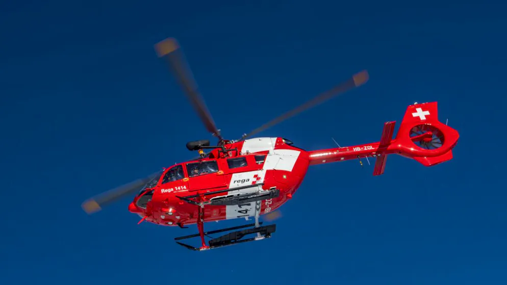 Die Rega flog am Dienstagabend eine junge Motorradfahrerin in ein Spital. Dort erlag sie ihren Verletzungen. (Symbolbild)