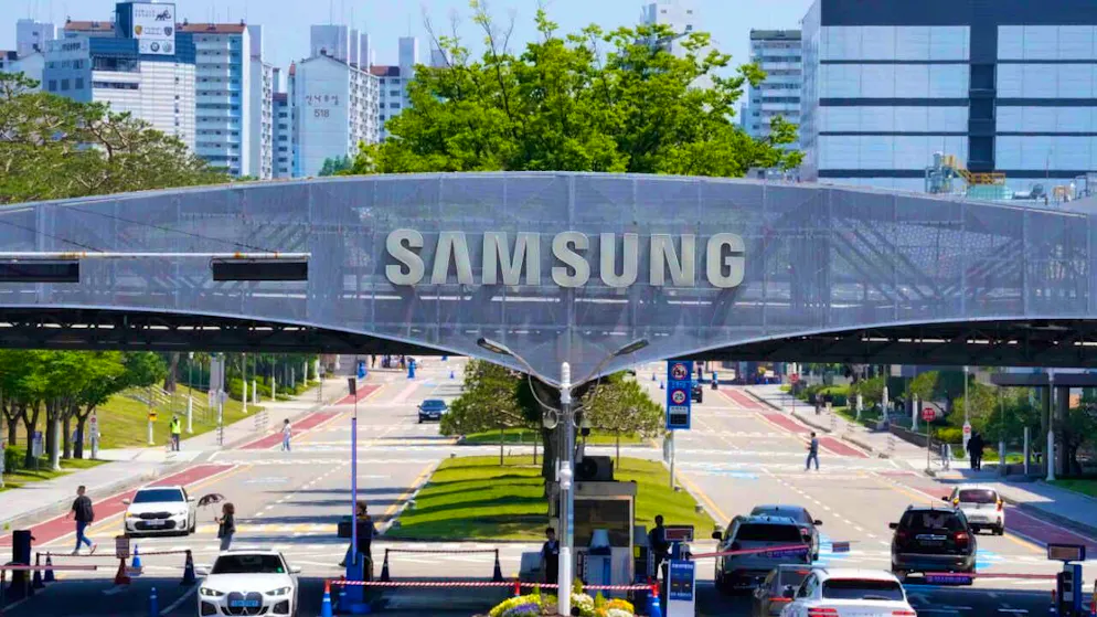 ARCHIVE - The Samsung Electronics logo is seen on a gate at the company's headquarters in Suwon, South Korea, Friday, May 22, 2026. photo: Ahn Young-joon/AP/dpa