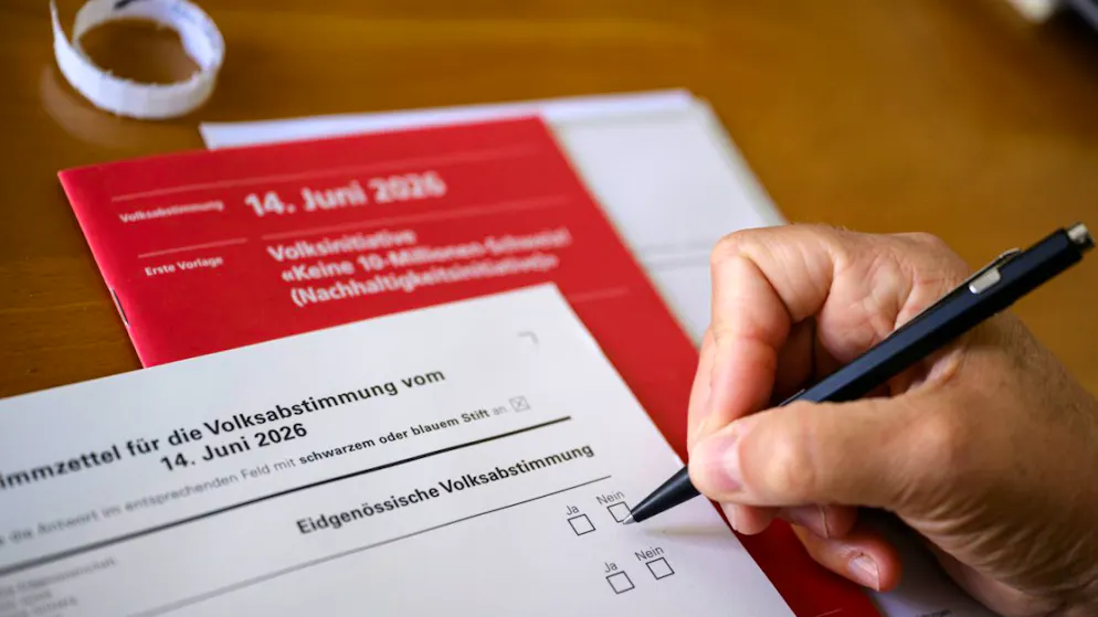 Ma aumentano i contrari. Resta incerto l'esito della votazione sull'iniziativa UDC «Svizzera da 10 milioni»