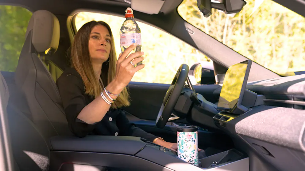 In der Tür braucht es Platz für eine grosse Flasche Wasser, findet Cyndie. Bei BMW iX3 passt sie rein.