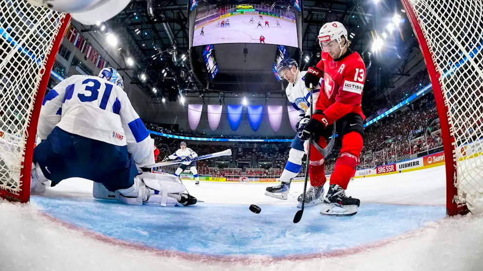 È difficile da credere, ma il tiro di Nico Hischier non è finito in fondo alla rete...