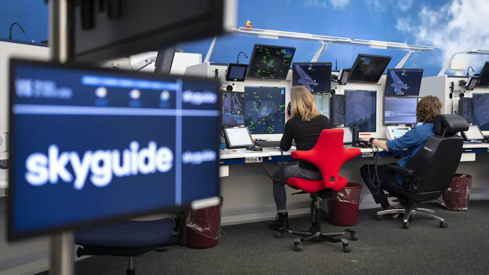 Fluglotsen im Kontrollzentrum von Skyguide in Wangen bei Dübendorf kontrollieren den Überflugverkehr in der Schweiz. (23. März 2026)