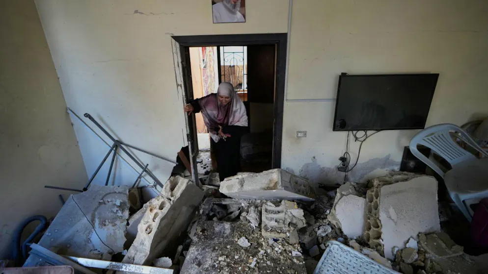 dpatopbilder – Eine Frau betritt ihr Haus, das bei einem israelischen Luftangriff im Dorf Burj al-Shemali in der Nähe der südlichen Hafenstadt Tyrus zerstört wurde. Foto: Mohammed Zaatari/AP/dpa