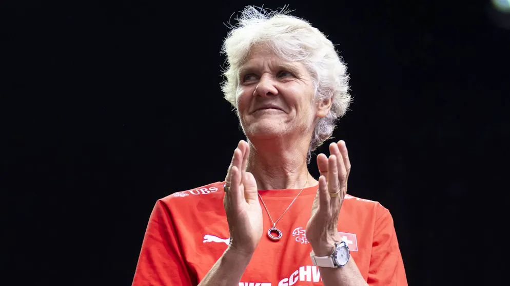 Pia Sundhage lässt sich mit ihrem Team nach der EM auf dem Bundesplatz feiern.