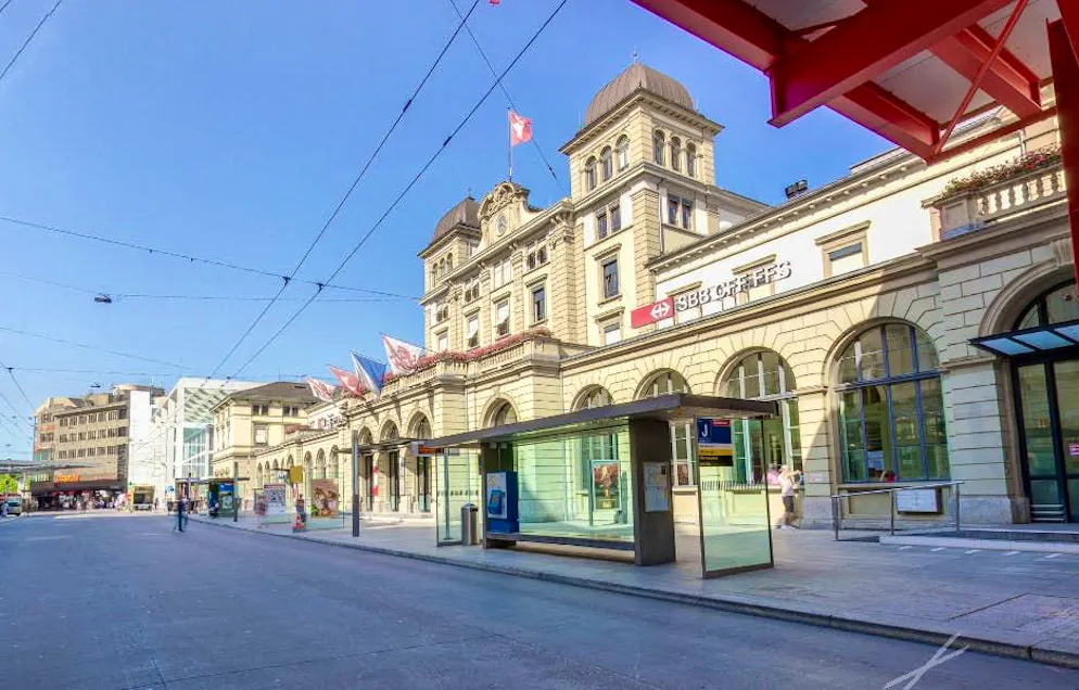 Une témoin oculaire a raconté à blue News qu'elle se trouvait à l'arrêt de bus de la gare de Winterthur lorsqu'elle a entendu quelqu'un hurler.