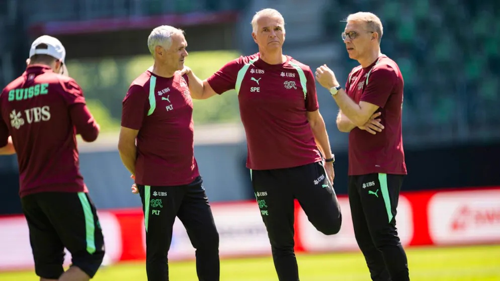 Das WM-Team ist komplett – Gallery. SFV-Präsident Peter Knäbel (rechts) im Austausch mit Sergio Ermotti und Nati-Direktor Pierluigi Tami