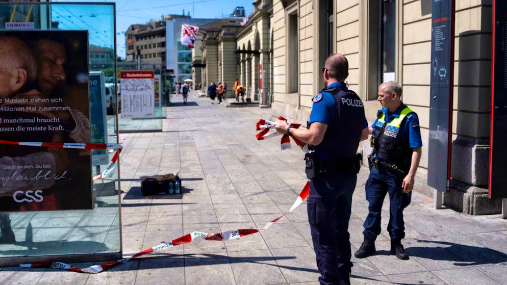 A 31-year-old man attacked several passers-by with a knife at Winterthur main station. The police were able to arrest him.