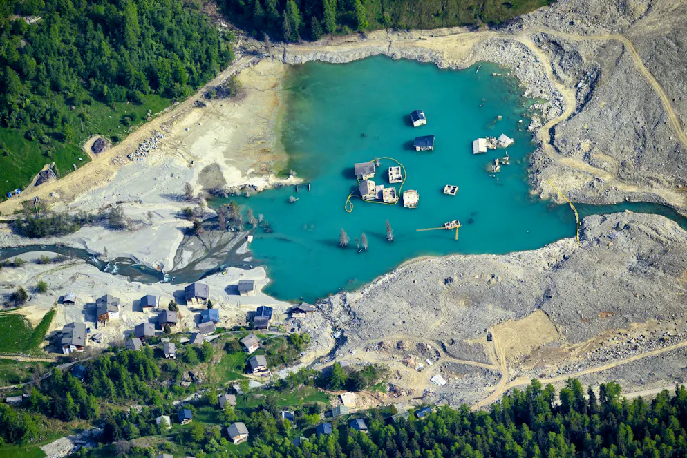 Così appare una parte del villaggio di Blatten un anno dopo la catastrofe.