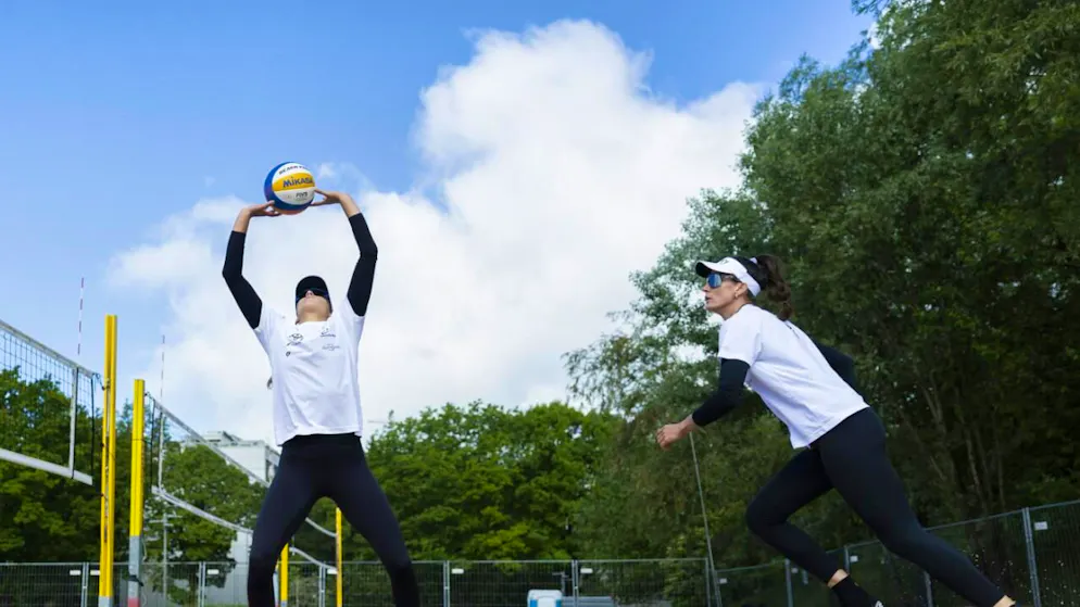 Mäder und Kernen überzeugen mit starkem Saisonstart – Gallery. Joana Mäder (rechts) und Leona Kernen beim Training in Bern