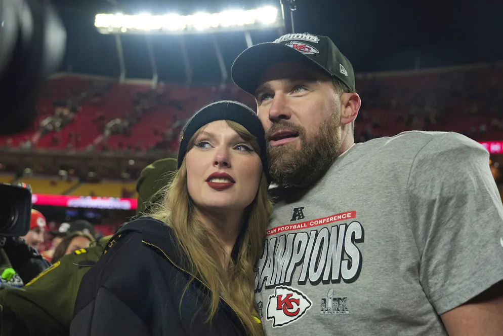 La cantante pop americana Taylor Swift e il suo fidanzato, il giocatore di football per i Kansas City Chiefs Travis Kelce (foto d'archivio).