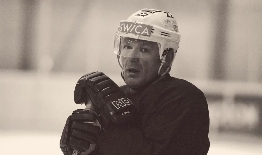 Claude Lemieux, 38 ans, lors d'une séance d'entraînement avec l'EV Zug, en Suisse, le mardi 10 février 2004.