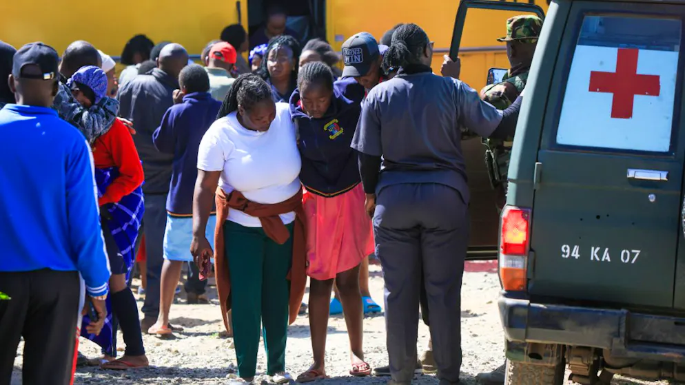 Eine verletzte Schülerin wird nach einem Brandausbruch am frühen Morgen an der Utumishi Girls School im Bezirk Gilgil in Zentralkenia evakuiert. Foto: Andrew Kasuku/AP/dpa