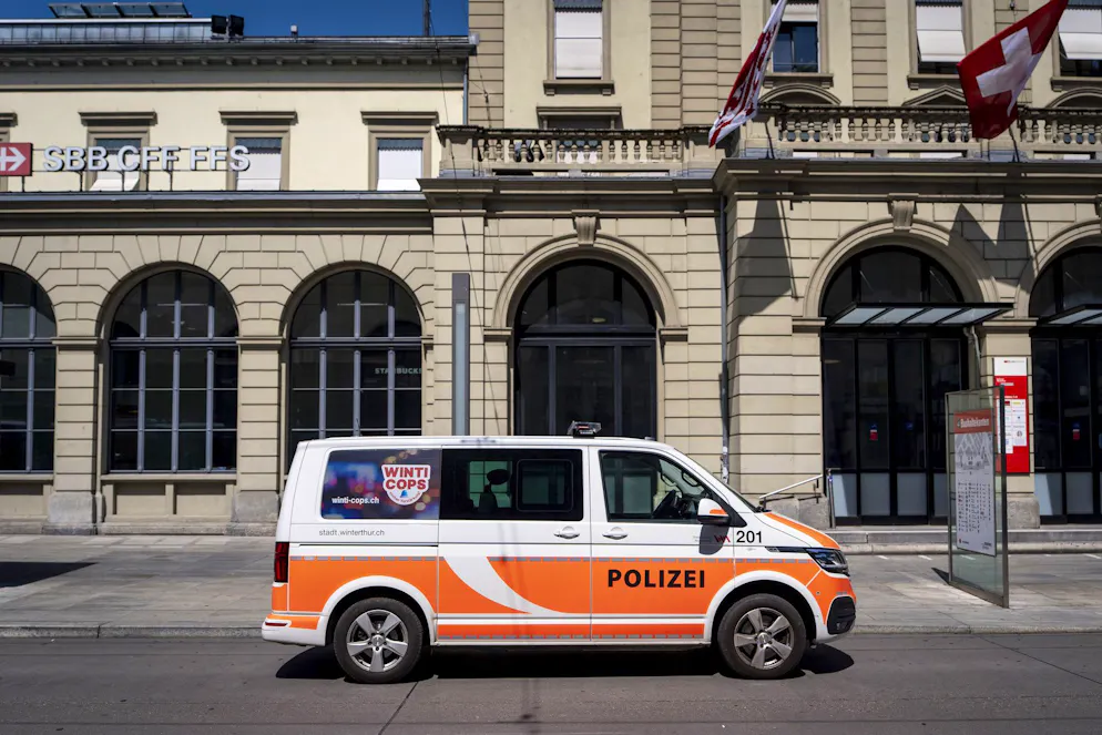 Winti. Ein Fahrzeug der Polizei steht vor dem Bahnhof nachdem ein 31-jähriger Schweizer mehrere Personen mit einer Stichwaffe am Bahnhof Winterthur angegriffen haben soll.