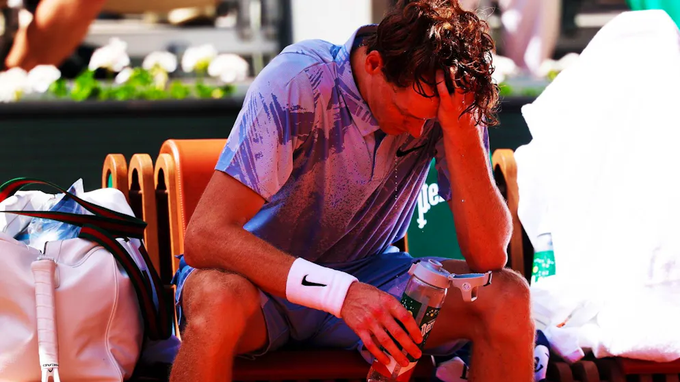 Roland-Garros. Secousse sismique à Paris : Sinner surchauffe, explose en plein vol et est éliminé !