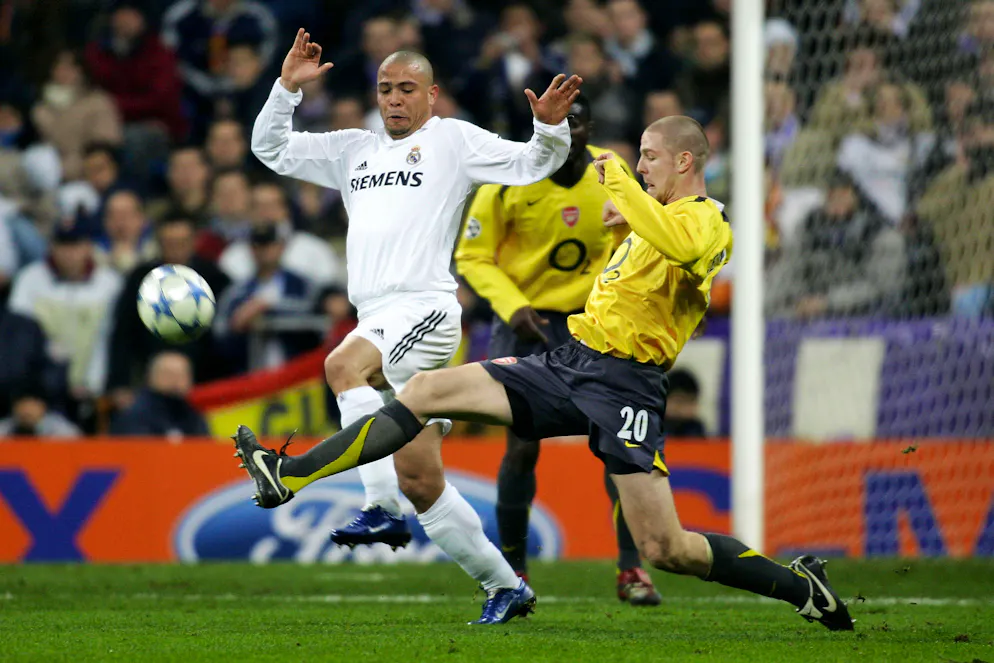 Senderos 2006 im Zweikampf mit Real Madrids Ronaldo.