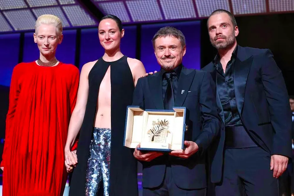 I consigli di blue News dal Festival del cinema di Cannes. Tilda Swinton consegna il premio principale al regista rumeno Christian Mungiu.