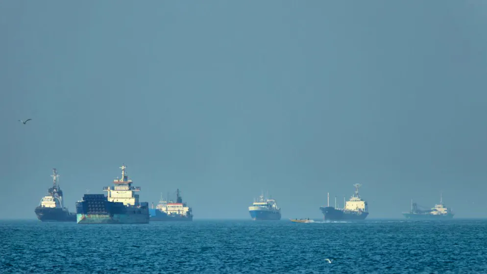 Nello stretto di Hormuz, l'Iran ha intanto aperto il fuoco contro 4 navi