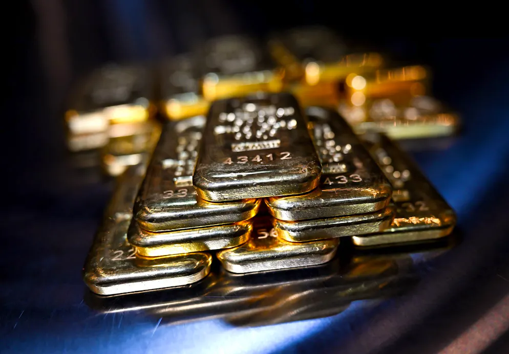 Un ancien espion américain a été interpellé et mis en accusation pour détournement de fonds publics, après la découverte de lingots d'or d'une valeur de plus de 40 millions de dollars.