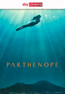 Filmplakat zu Parthenope mit einer schwimmenden Frau unter Wasser vor einer Küstenlandschaft.