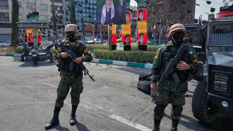 ARCHIV – Polizisten stehen Wache auf dem Platz der Islamischen Revolution. Im Iran sind seit Kriegsbeginn vor drei Monaten Menschenrechtlern zufolge mehr als 6.000 Menschen festgenommen worden. Foto: Vahid Salemi/AP/dpa (Archivbild)
