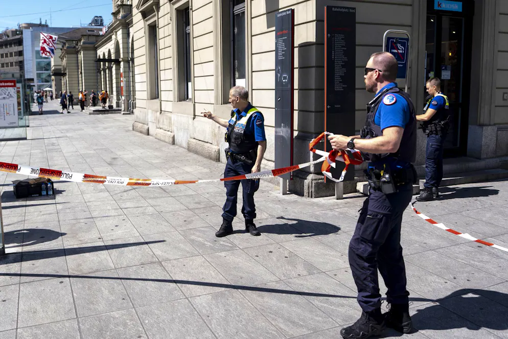 Winti. Ein Augenzeuge, der nach eigenen Angaben in unmittelbarer Nähe des abgesperrten Bereichs arbeitet, schilderte den Vorfall dem «Tages-Anzeiger». Demnach soll der Angreifer «Allahu Akbar» («Gott ist grösser») gerufen und auf vier Männer eingestochen haben.