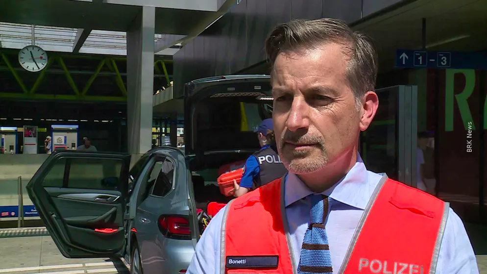 Le porte-parole de la police cantonale, Roger Bonetti, a indiqué qu’au stade actuel de l’enquête, les blessures semblent être dues à une arme blanche.