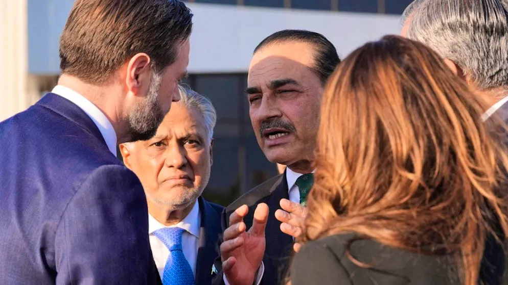 ARCHIVE - Vice President JD Vance (l) speaks with Pakistan's Deputy Prime Minister and Foreign Minister Mohammad Ishaq Dar (M). Photo: Jacquelyn Martin/AP POOL/dpa (archive picture)
