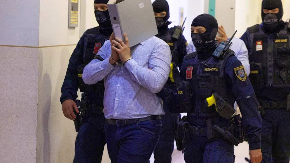 The defendant in the trial for alleged plans to attack the Taylor Swift concert in Vienna is accompanied by the police in court. Photo: Tobias Steinmaurer/APA/dpa
