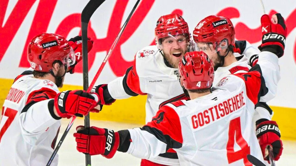 Nikolaj Ehlers (No. 27), who grew up in Biel, celebrates with his teammates during the 4-0 win in Montreal