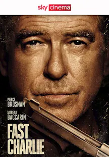 Filmplakat zu Fast Charlie mit Nahaufnahme eines Mannes und einer Pistole im Vordergrund.