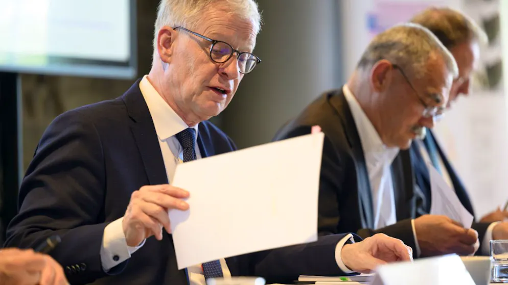 Le grand argentier fribourgeois Jean-Pierre Siggen, au premier plan, a détaillé le budget 2026 bis, après le référendum perdu concernant la loi sur l'assainissement des finances de l'Etat (LAFE) (archives).