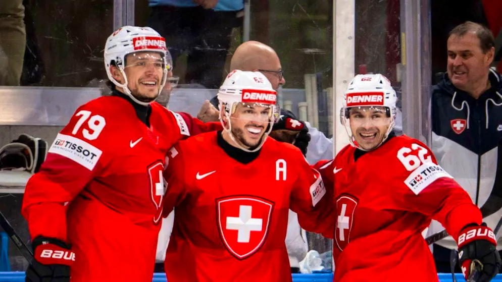 The next celebration in Zurich: Calvin Thürkauf (left), Sven Andrighetto and Denis Malgin (right) celebrate his winning goal to make it 2:1