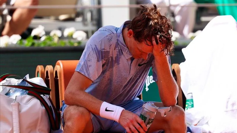 Tennis. Colpo di scena al Roland Garros: Sinner eliminato da Cerundolo al 2° turno. Ecco cos'è successo