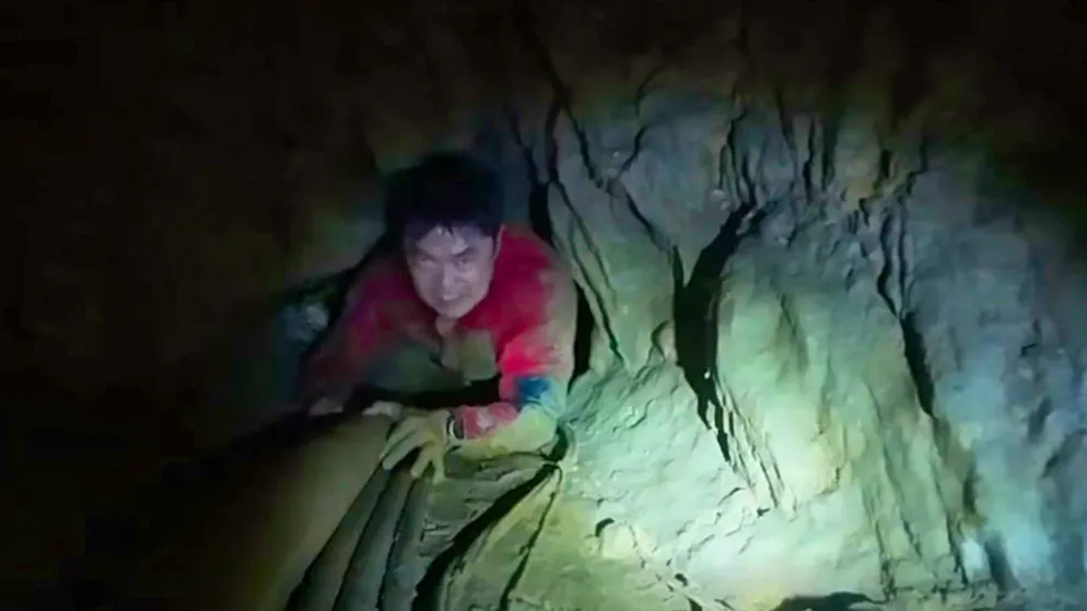 Jubilation in Laos: gold prospector rescued from cave after ten days - Gallery. The rescuers had to fight their way through extremely narrow tunnels.