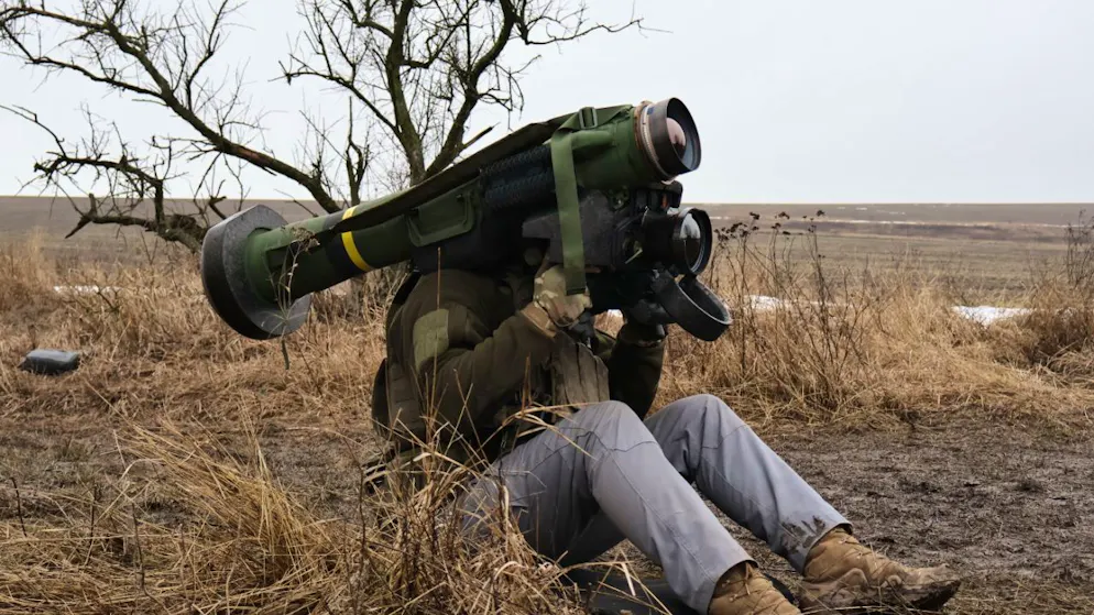 HANDOUT – Auf diesem vom Pressedienst der 65. Mechanisierten Brigade der Ukraine zur Verfügung gestellten Foto bereitet ein Soldat während einer Übung in der Nähe der Frontlinie in der Region Saporischschja ein Panzerabwehrraketensystem FGM-148 Javelin vor. Foto: Andriy Andriyenko/Ukrainian 65 Mechanized brigade/dpa – ACHTUNG: Nur zur redaktionellen Verwendung im Zusammenhang mit der aktuellen Berichterstattung und nur mit vollständiger Nennung des vorstehenden Credits