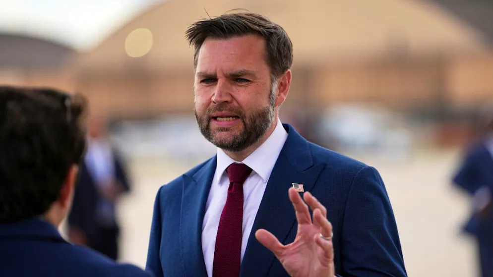 VUS-izepräsident JD Vance spricht mit Reportern bei seiner Ankunft in der Air Force Two auf der Joint Base Andrews. Foto: Matt Rourke/Pool AP/AP/dpa