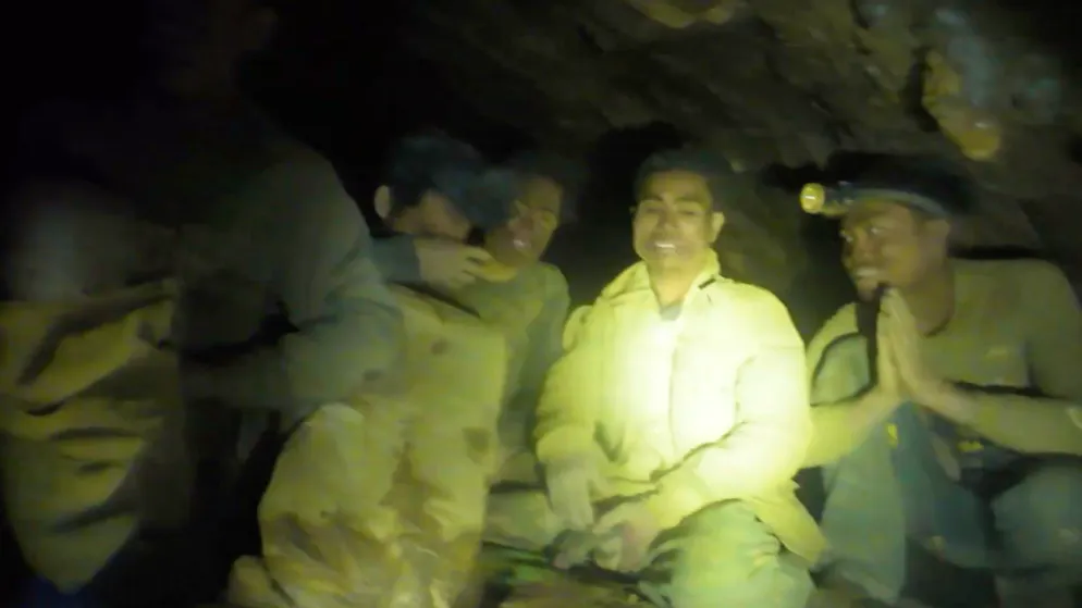 Jubel in Laos: Goldsucher nach zehn Tagen aus Höhle geborgen – Gallery. Die eingeschlossenen Goldsucher gelten Experten zufolge als körperlich und mental sehr stabil.