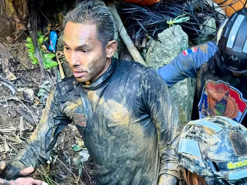 Jubel in Laos: Goldsucher nach zehn Tagen aus Höhle geborgen – Gallery. Die Retter müssen während ihres Einsatzes einiges aushalten. 