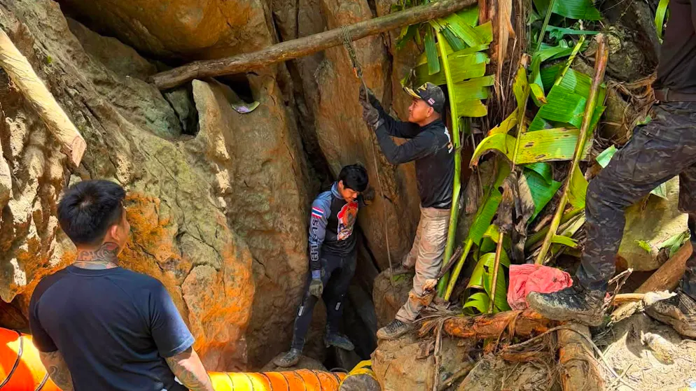 Jubel in Laos: Goldsucher nach zehn Tagen aus Höhle geborgen – Gallery. Der Zugang zu der Höhle ist extrem eng. 