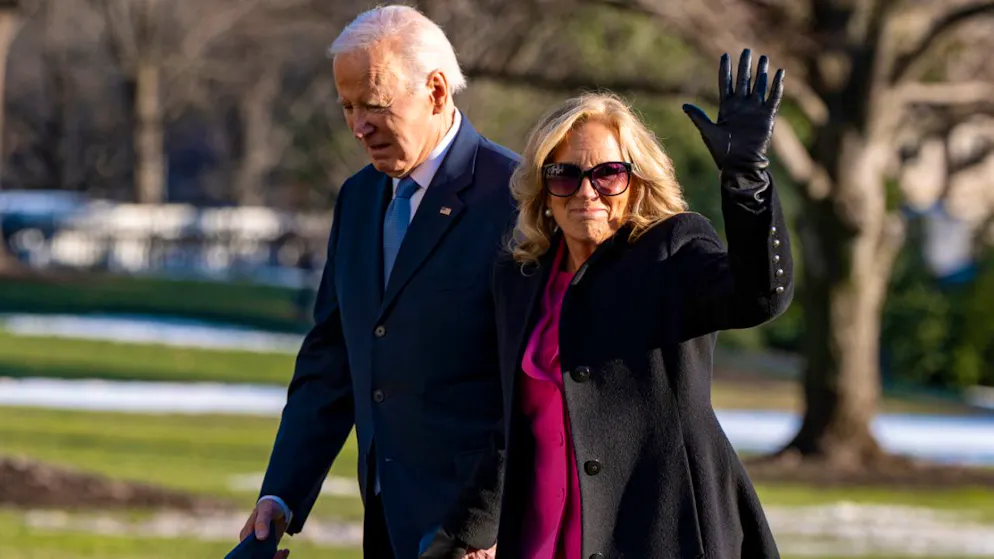 ARCHIV – Joe und Jill Biden auf dem Südrasen des Weissen Hauses. Foto: Alex Brandon/AP/dpa/Archivbild