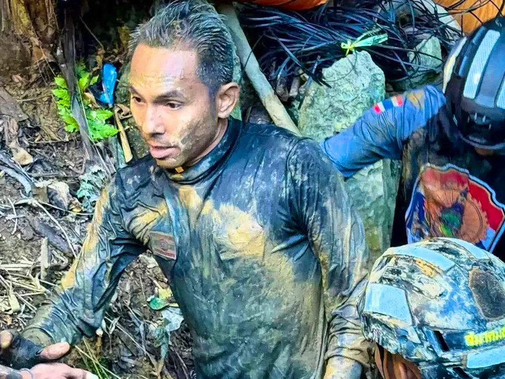 Jubilation in Laos: gold prospector rescued from cave after ten days - Gallery. The rescuers have to endure a lot during their mission. 