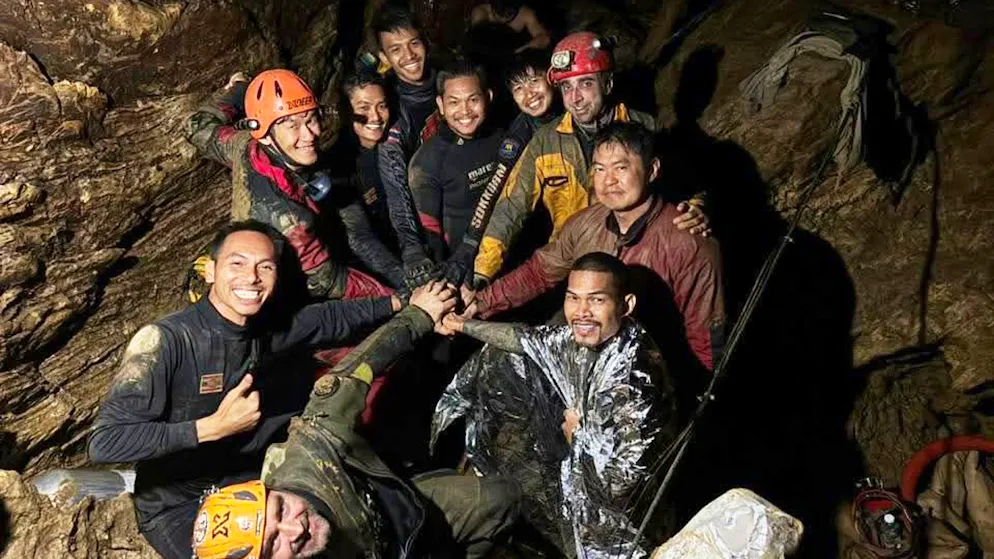 Jubel in Laos: Goldsucher nach zehn Tagen aus Höhle geborgen – Gallery. Die Retter hatten sich entschieden, wegen des gesunkenen Wasserstandes die Bergung zu wagen.