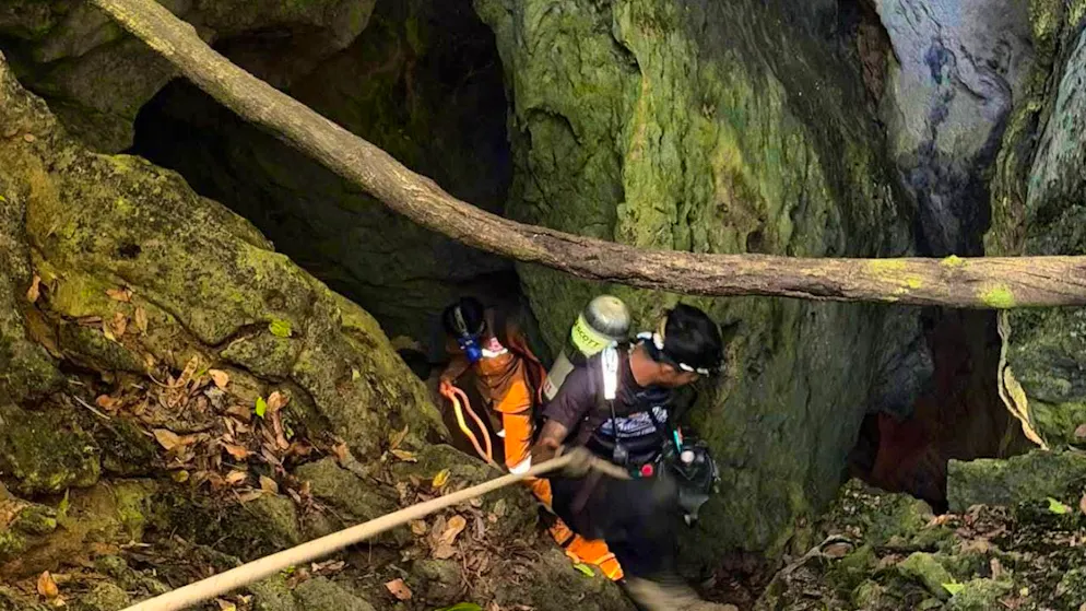 dpatopbilder - In this picture released by Metta Tham Rescue Kalasin, rescuers try to reach people trapped in a cave in Xaisomboun province. Photo: Uncredited/Metta Tham Rescue Kalasin/AP/dpa - ATTENTION: For editorial use only until 10.06.2026 and only with full attribution of the above credit