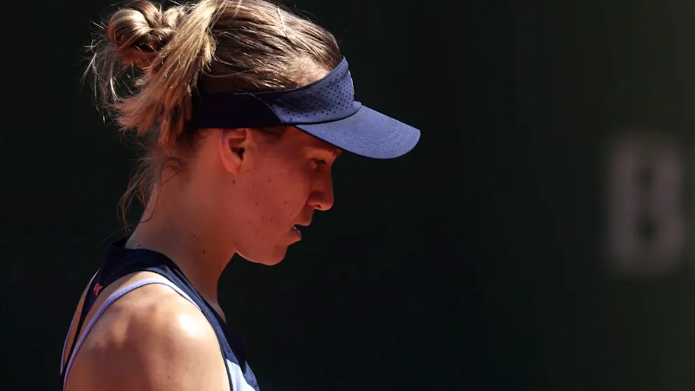 Viktoria Golubic mit gesenktem Haupt